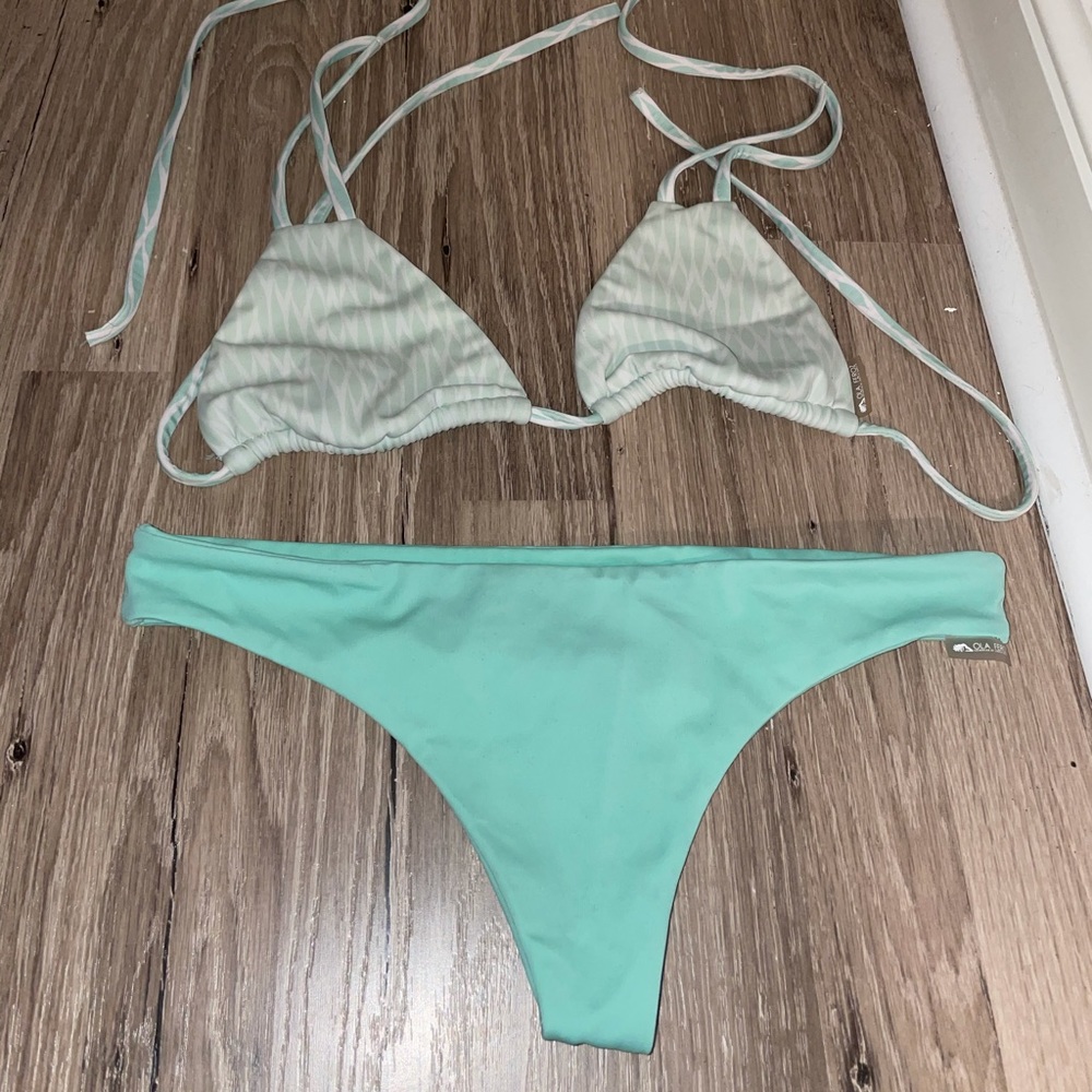 Ola feroz bikini